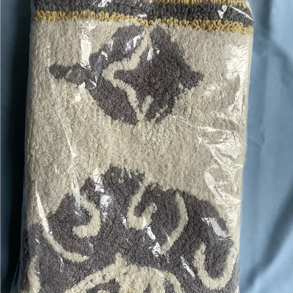 New in the bag Waverly Bath Rug Mat 20x30 Gorgeous Beige Blue-Grey, yellow trim